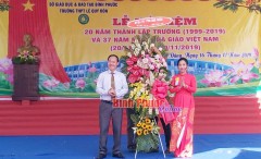 Lãnh đạo Sở GĐ-ĐT tặng hoa cho tập thể nhà trường