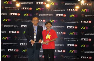 Đậu Bá Kiên được trao Huy Chương Bạc tại Triển lãm Quốc tế dành cho các nhà sáng tạo trẻ năm 2013 tại Malaysia