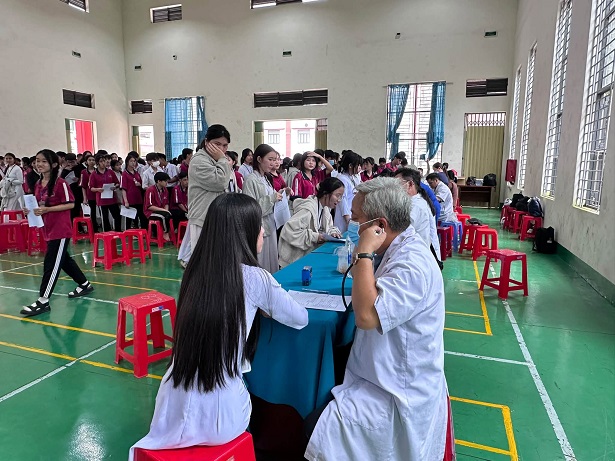 TRƯỜNG THPT LÊ QUÝ ĐÔN: TỔ CHỨC KHÁM SỨC KHOẺ CHO CÁN BỘ, GIÁO VIÊN, NHÂN VIÊN VÀ HỌC SINH TOÀN TRƯỜNG