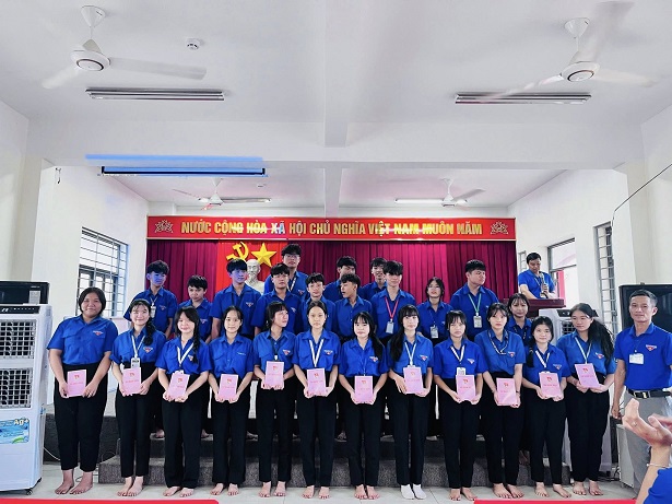 LỄ KẾT NẠP ĐOÀN VIÊN MỚI - ĐỢT I NĂM HỌC 2025-2026