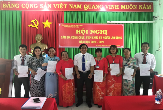                         Phó Hiệu trưởng Huỳnh Văn Thông trao quyết định bổ nhiệm tổ phó cho năm học mới